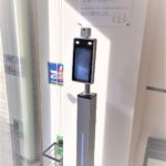 体温とマスクの着用をチェックできるモニターです。来院時に御協力お願い致します。